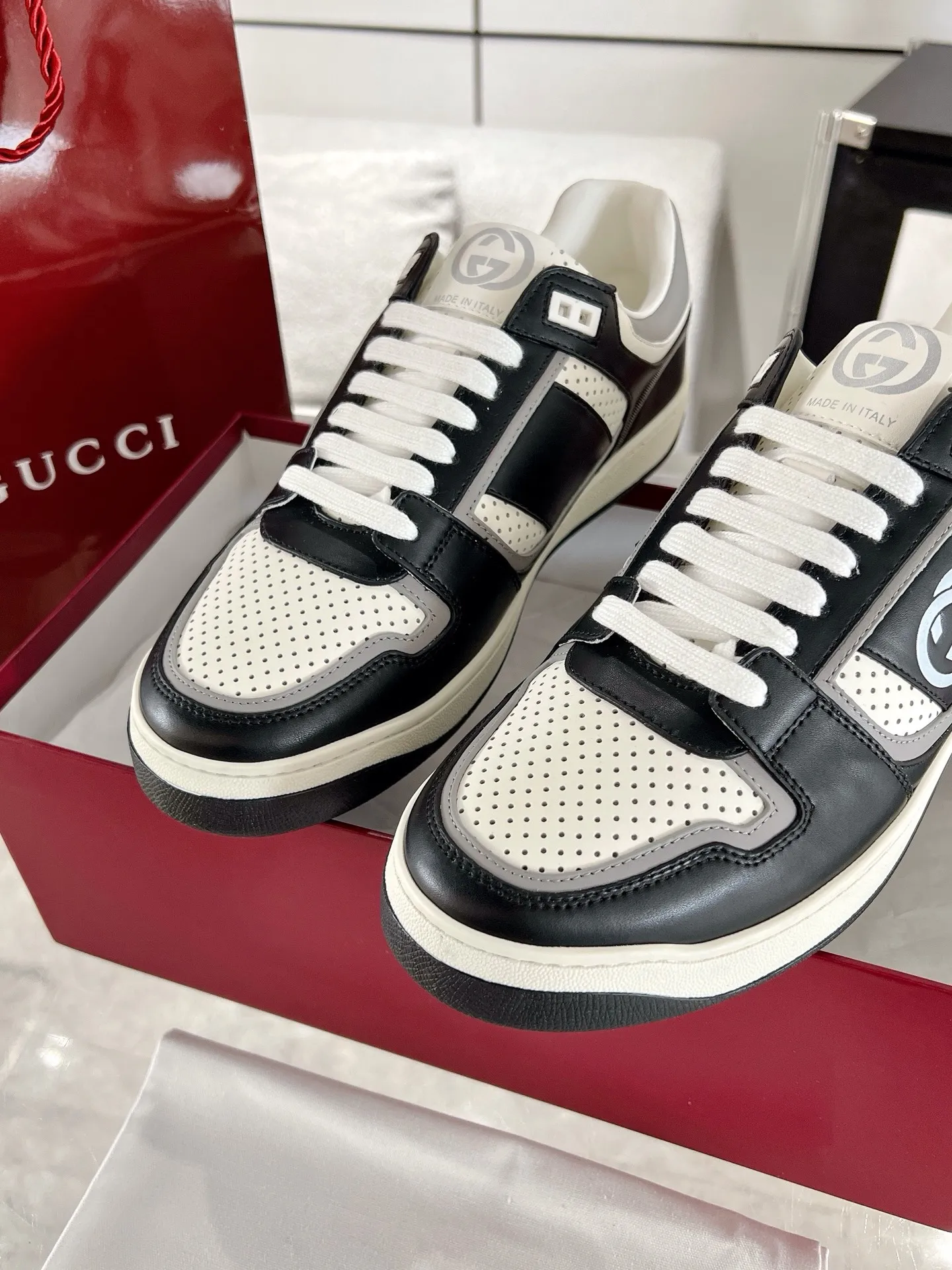 👟👟Ex-factory price 700👟👟 The latest casual sneakers for couples in white shoes❗️❗️ Original purchase, development and production. The sneakers are inspired by the classic sneakers of the 1970s, and the name is taken from the defensive movements in sports. This accessory is crafted from white leather, with an interlocking Double G stripe webbing embellished on the side, and the Gucci retro logo embellished on the shoe body. Original imported first-layer cowhide. Original custom-made soft sheepskin lining. Original open-molded TPU outsole. Bottom thickness: 2.5CM. Size: 35-44 (45 is custom-made and cannot be returned or exchanged)